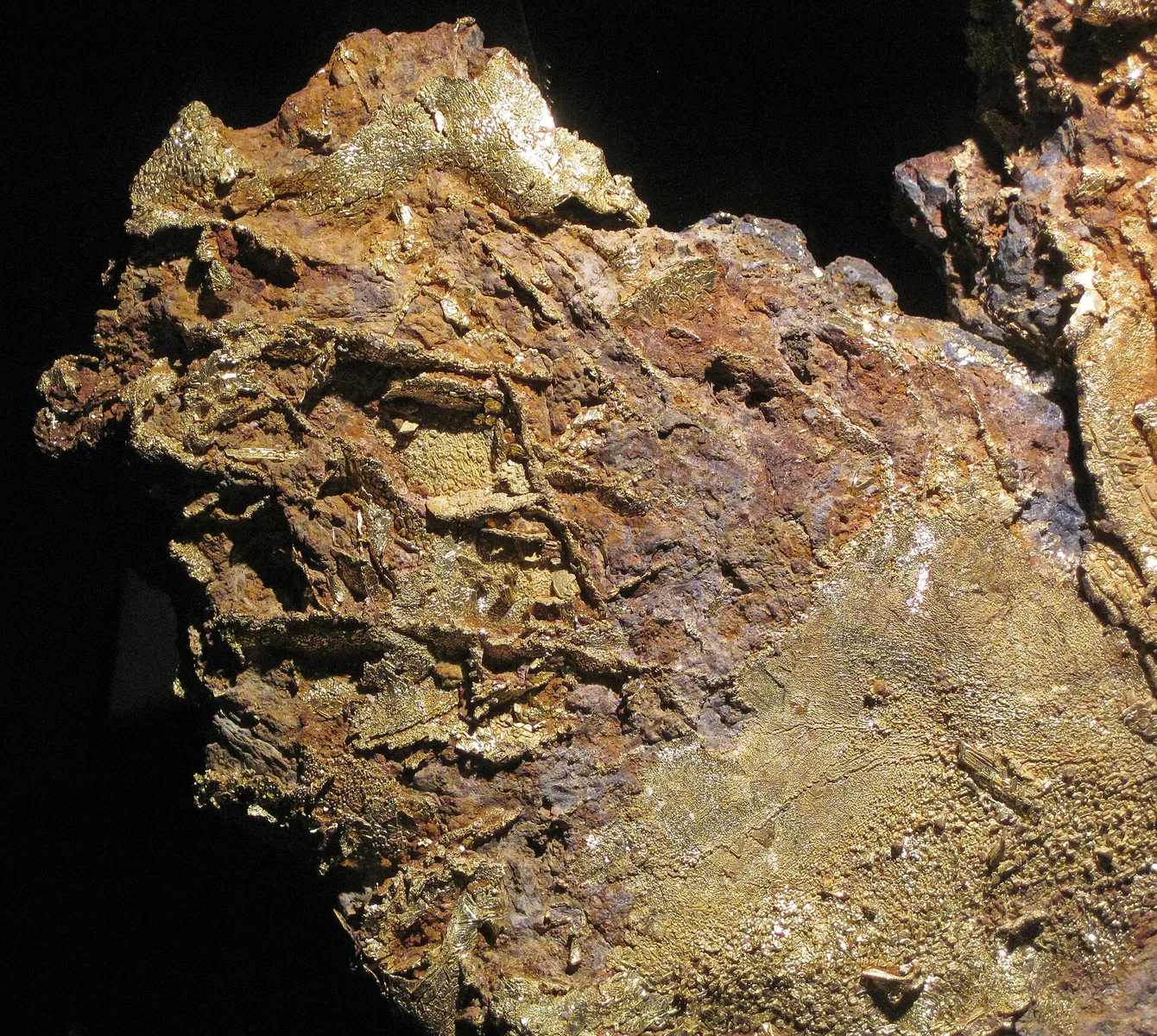 Gold-bearing vein material in natural rock